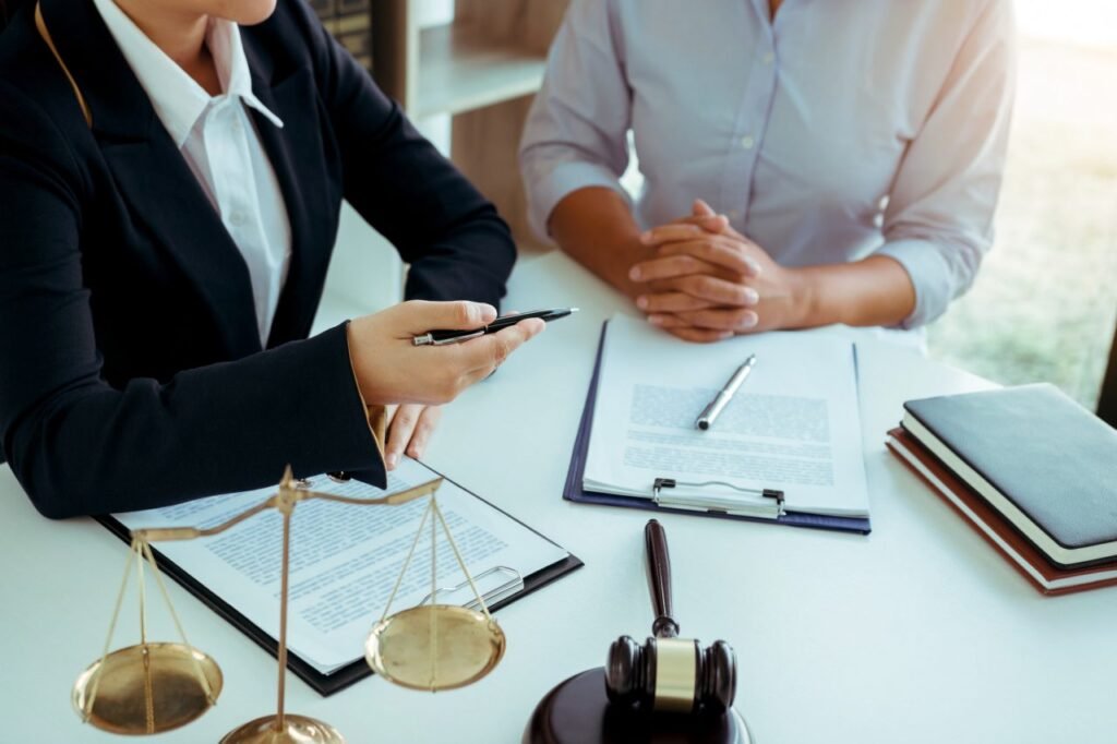 Advogado em reunião com cliente empresarial